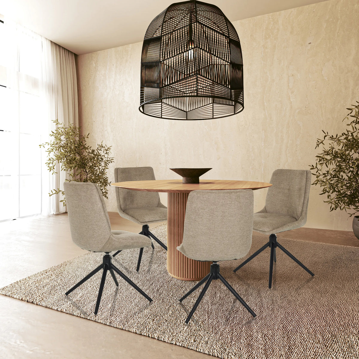Fire beige polstrede stole TARVISO I med sorte stjernefødder ved et rundt træbord fra hjh LIVING