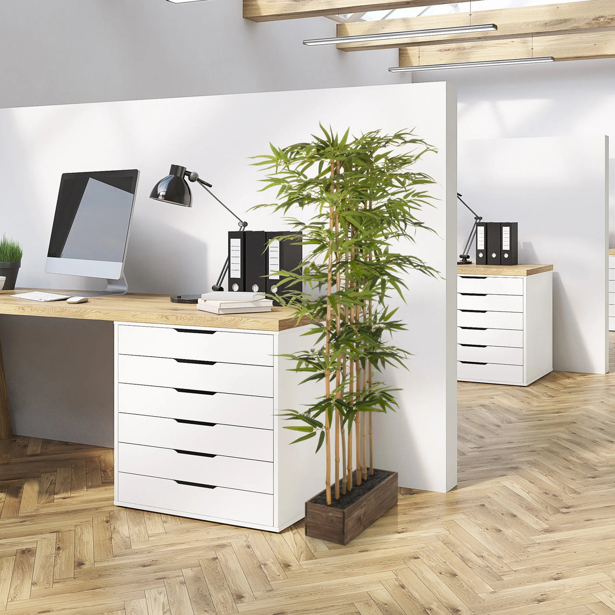 Grøn kunstig plante BAMBUS I i en mørk træpotte til kontoret fra hjh OFFICE