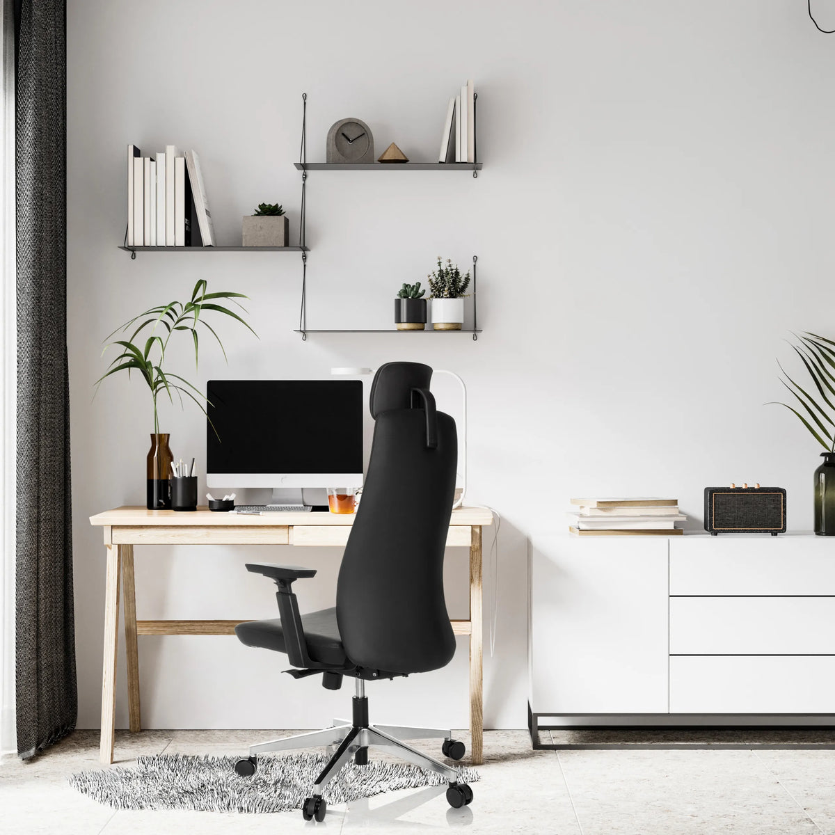 Sort professionel chefstol YUCANO I ved et skrivebord i et lyst rum fra hjh OFFICE