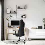 Sort professionel chefstol YUCANO I ved et skrivebord i et lyst rum fra hjh OFFICE