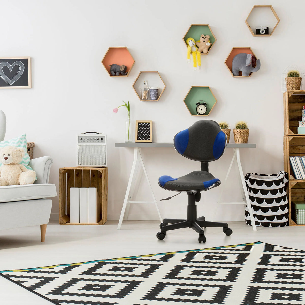 Snurrestol til børn KIDDY GTI-2 i grå og blå med hjulkors foran et skrivebord fra hjh OFFICE