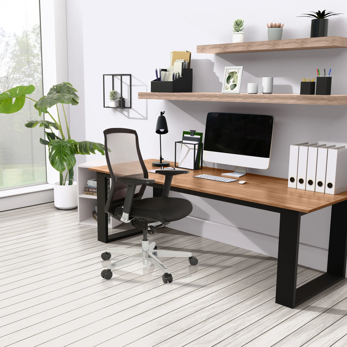 High End kontorstol FOUNTAINE i sort ved et skrivebord i et lyst rum fra hjh OFFICE