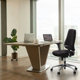 Sort Professionel kontorstol PRO-TEC 200 med armlæn og hjul ved et skrivebord fra hjh OFFICE