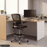 Sort VENDO WORK diskstol med fodring ved et skrivebord fra hjh OFFICE (AI-genereret billede)