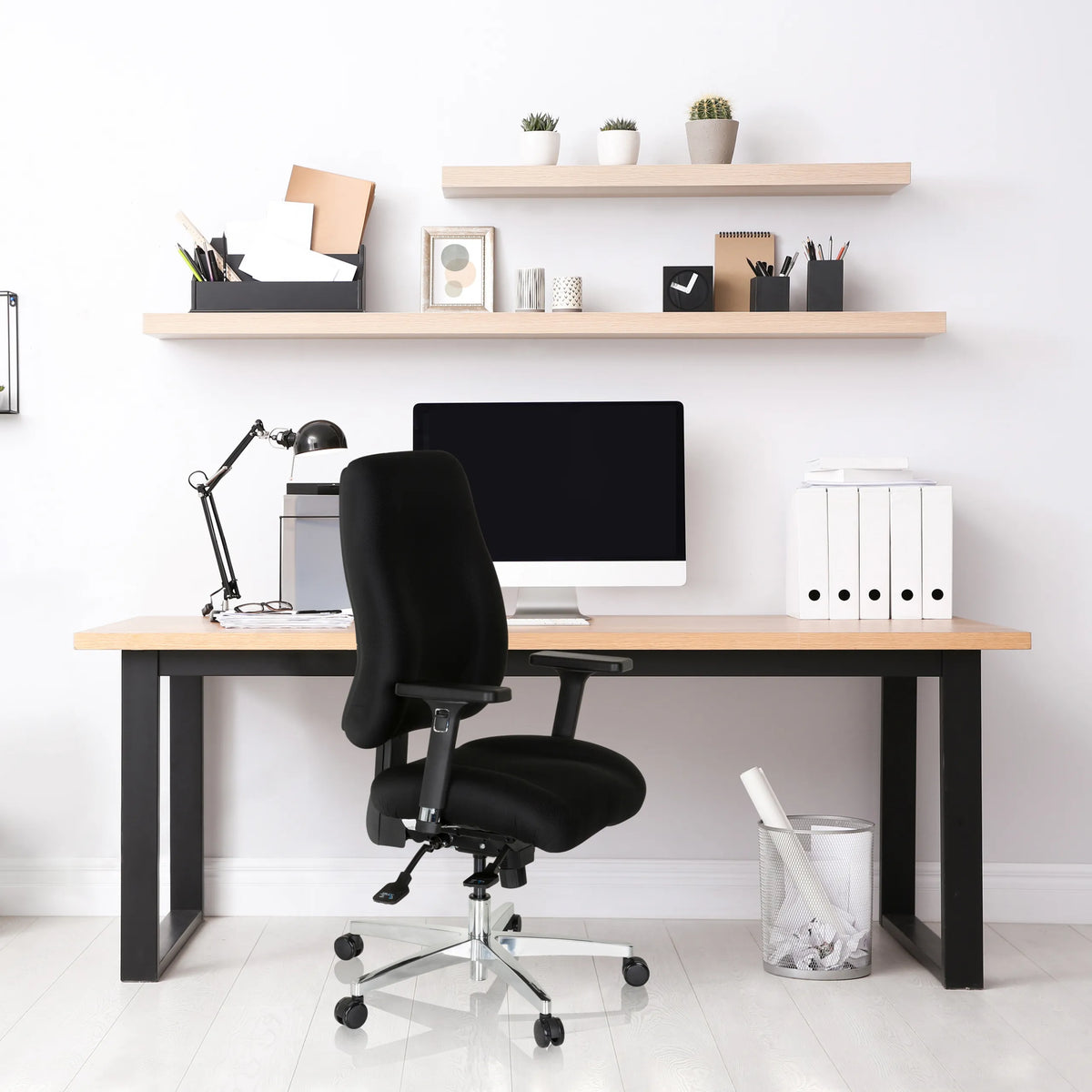 Sort professionel kontorstol ZENIT COMFORT ved et skrivebord i et lyst arbejdsværelse fra hjh OFFICE