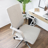 Beige professionel kontorstol BESSONA med armlæn og aluminiumsfod foran et hvidt skrivebord fra hjh OFFICE