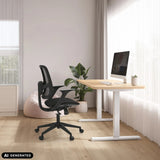 Home Office kontorstol Malio i sort ved et højdejusterbart skrivebord fra hjh OFFICE (AI-genereret billede)