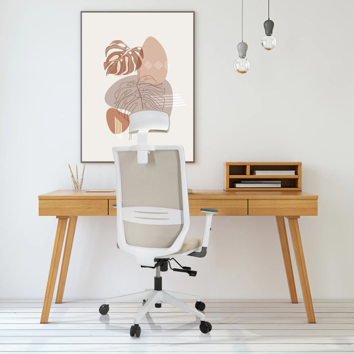 Beige Professionel kontorstol PROFONDO PRO W med nakkestøtte og armlæn foran et skrivebord fra hjh OFFICE