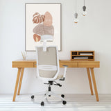 Beige Professionel kontorstol PROFONDO PRO W med nakkestøtte og armlæn foran et skrivebord fra hjh OFFICE