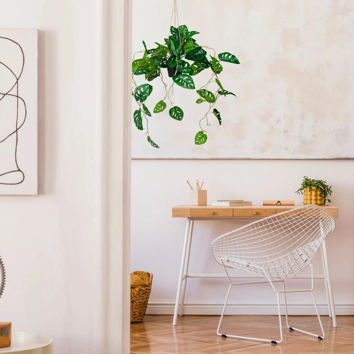 Grøn kunstige plante MONSTERA CLIMB i en hængepotte fra hjh OFFICE
