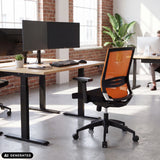 Professionel kontorstol PORTO BASE i sort og orange fra hjh OFFICE (AI-genereret billede)