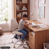Beige Lumikid drejestol til børn ved et skrivebord fra hjh OFFICE (AI-genereret billede)