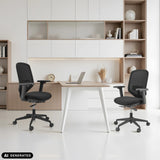 To sorte professionelle kontorstole Delvia ved et skrivebord foran et reolsystem fra hjh OFFICE (AI-genereret billede)