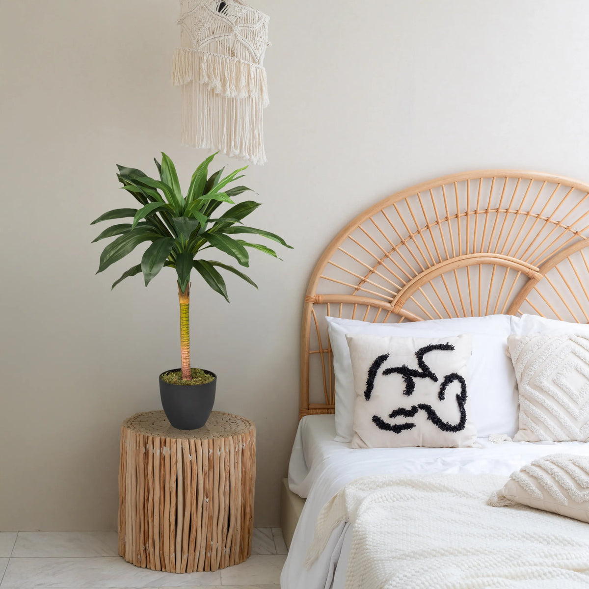 Kunstige plante DRACAENA I i grøn med en mørk potte på et sidebord fra hjh OFFICE