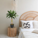 Kunstige plante DRACAENA I i grøn med en mørk potte på et sidebord fra hjh OFFICE