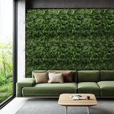Grøn plantemåtte LEAFLUXE 2 som vertikal beplantning på en væg bag en sofa fra hjh LIVING
