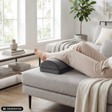 Sort Podi Velvet 1 fodstøtte under benene på en person i en sofa fra hjh OFFICE (AI-genereret billede)