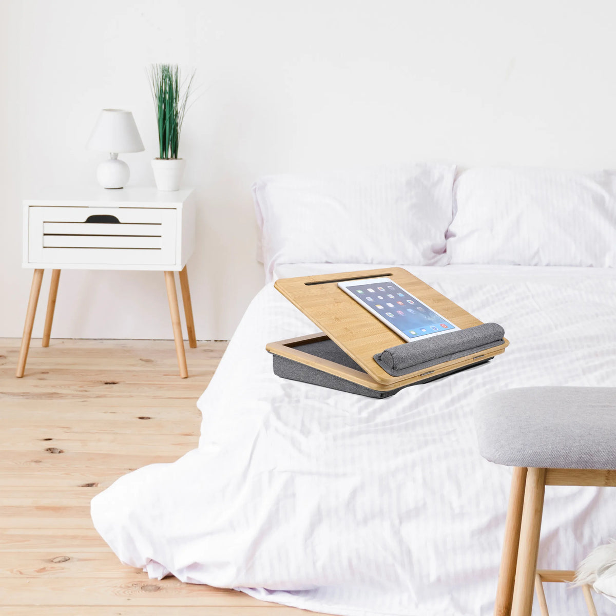 Underlag til bærbar computer COMFILAP III i brun og grå med tablet på en seng fra hjh OFFICE