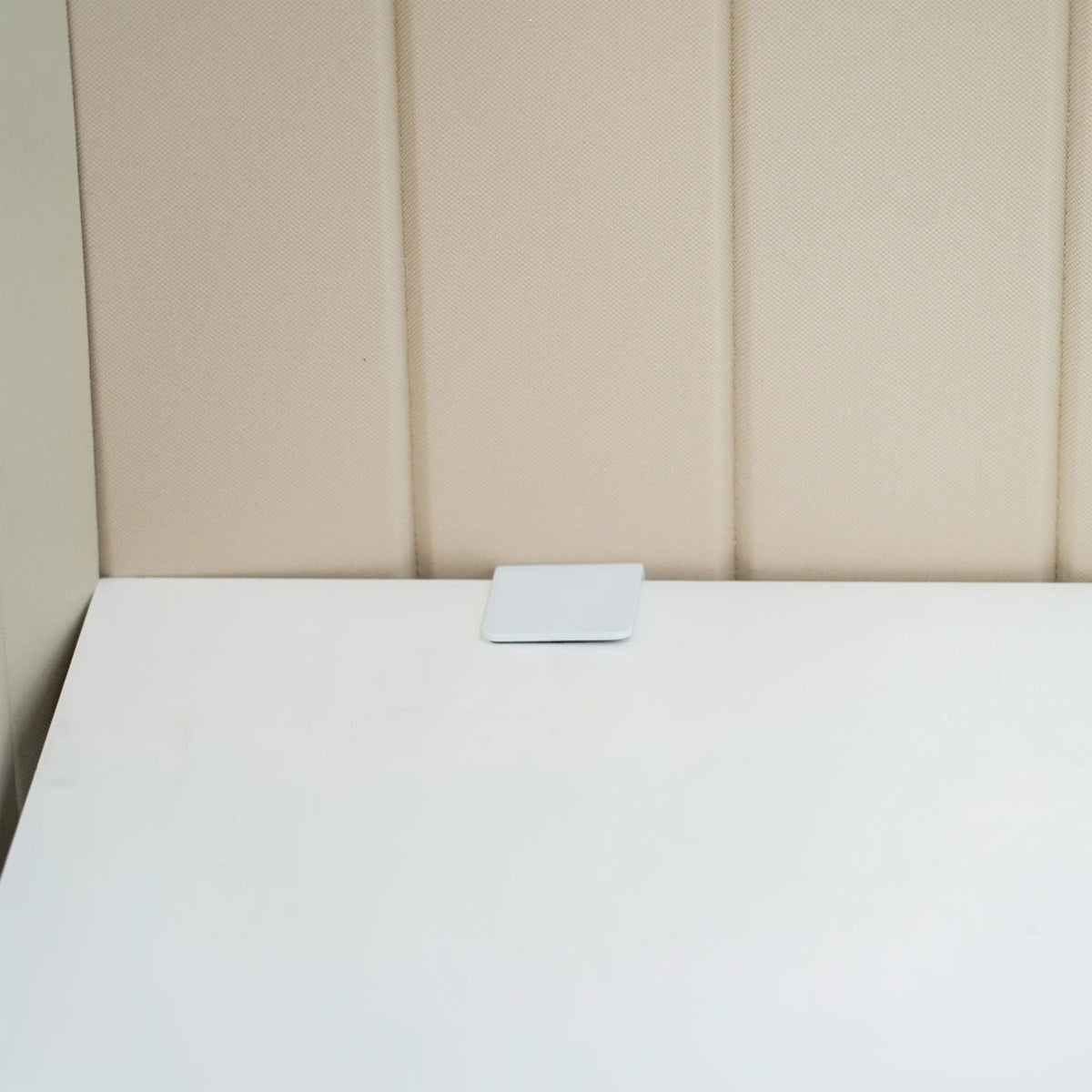 Hvidt beslag til fastgørelse af bordopdeleren FLEXMIUT ROLL på en hvid bordplade fra hjh OFFICE
