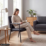 Sort polstret stol Lifea Flex i kunstlæder med armlæn fra hjh LIVING (AI-genereret billede)
