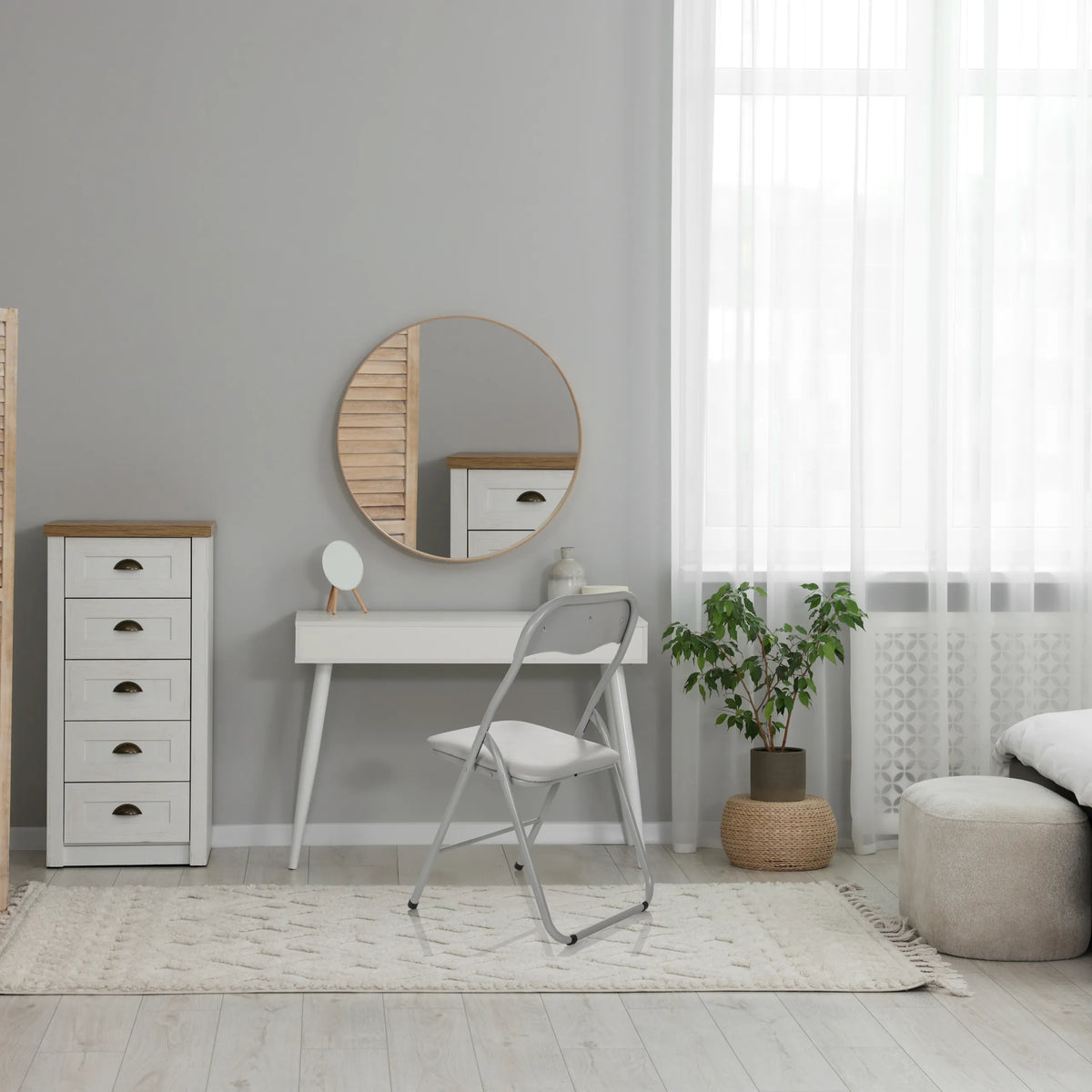Grå klapstol TUDELA BASIC i PVC i et lyst rum med et hvidt sminkebord fra hjh OFFICE