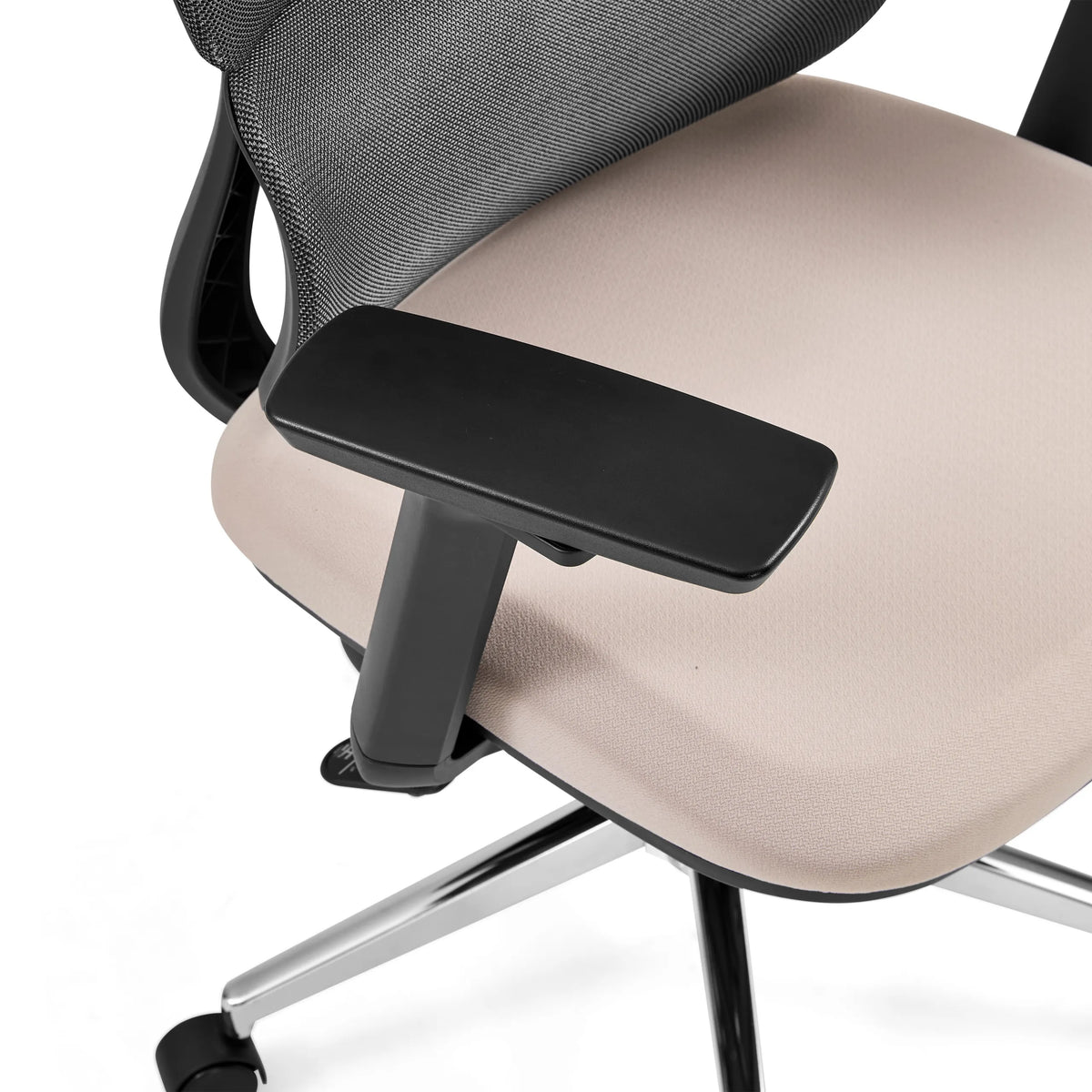 Sort armlæn på den professionelle kontorstol Ergomy Pro med beige stofssæde og mørkegrå netryglæn fra hjh OFFICE