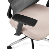 Sort armlæn på den professionelle kontorstol Ergomy Pro med beige stofssæde og mørkegrå netryglæn fra hjh OFFICE
