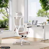 Professionel kontorstol ERGOMY W i beige med hvid ramme og netryg ved et skrivebord fra MyBuero (AI-genereret billede)