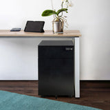 Sort rullecontainer i metal COLOR OS I med tre skuffer og hjul under et skrivebord fra hjh OFFICE