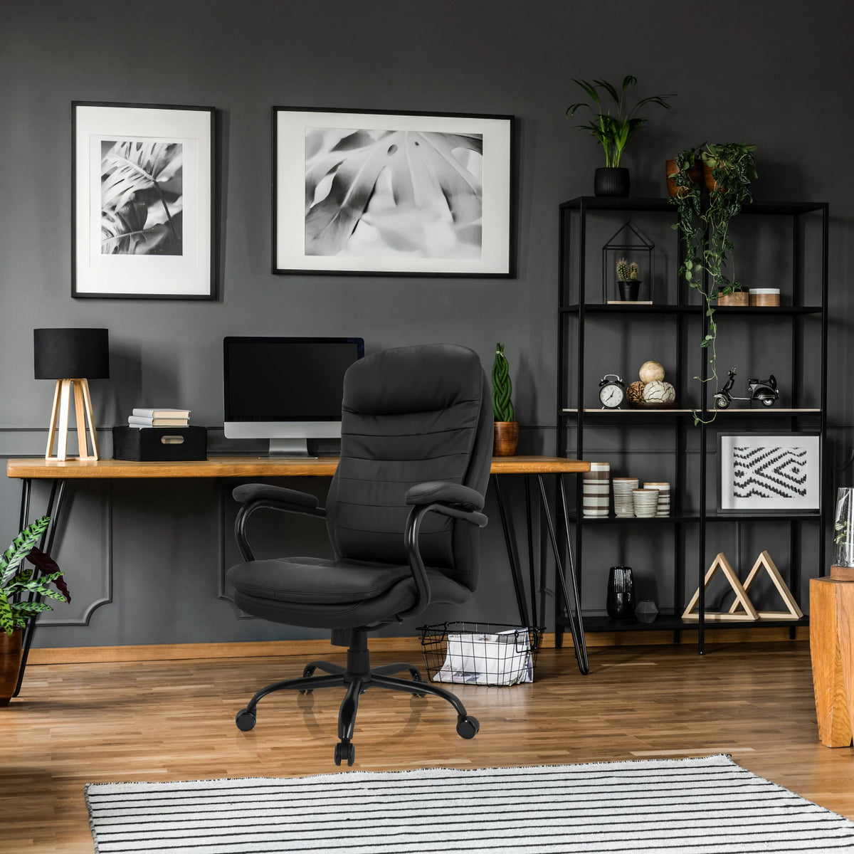 Sort drejestol RELAX XXL B i kunstlæder med armlæn og hjul fra hjh OFFICE