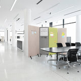 Lysegrå FLEXMIUT WB skillevægge på hjul med integreret whiteboard i et moderne kontor fra hjh OFFICE