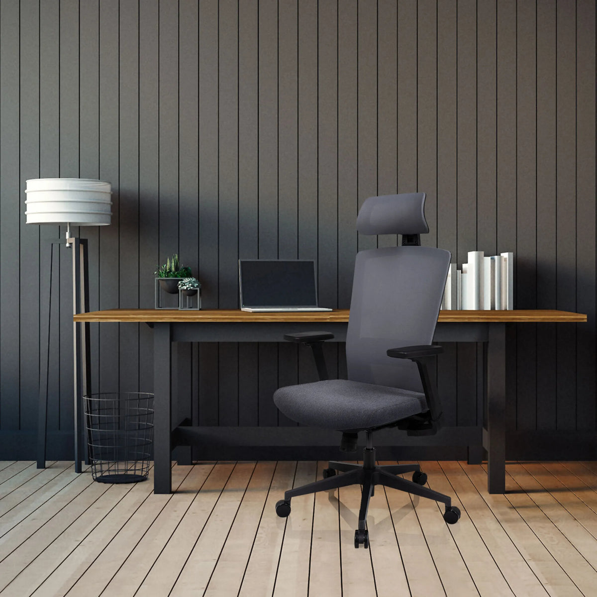 Grå Professionel kontorstol CAPTIVO med nakkestøtte og armlæn ved et skrivebord fra hjh OFFICE