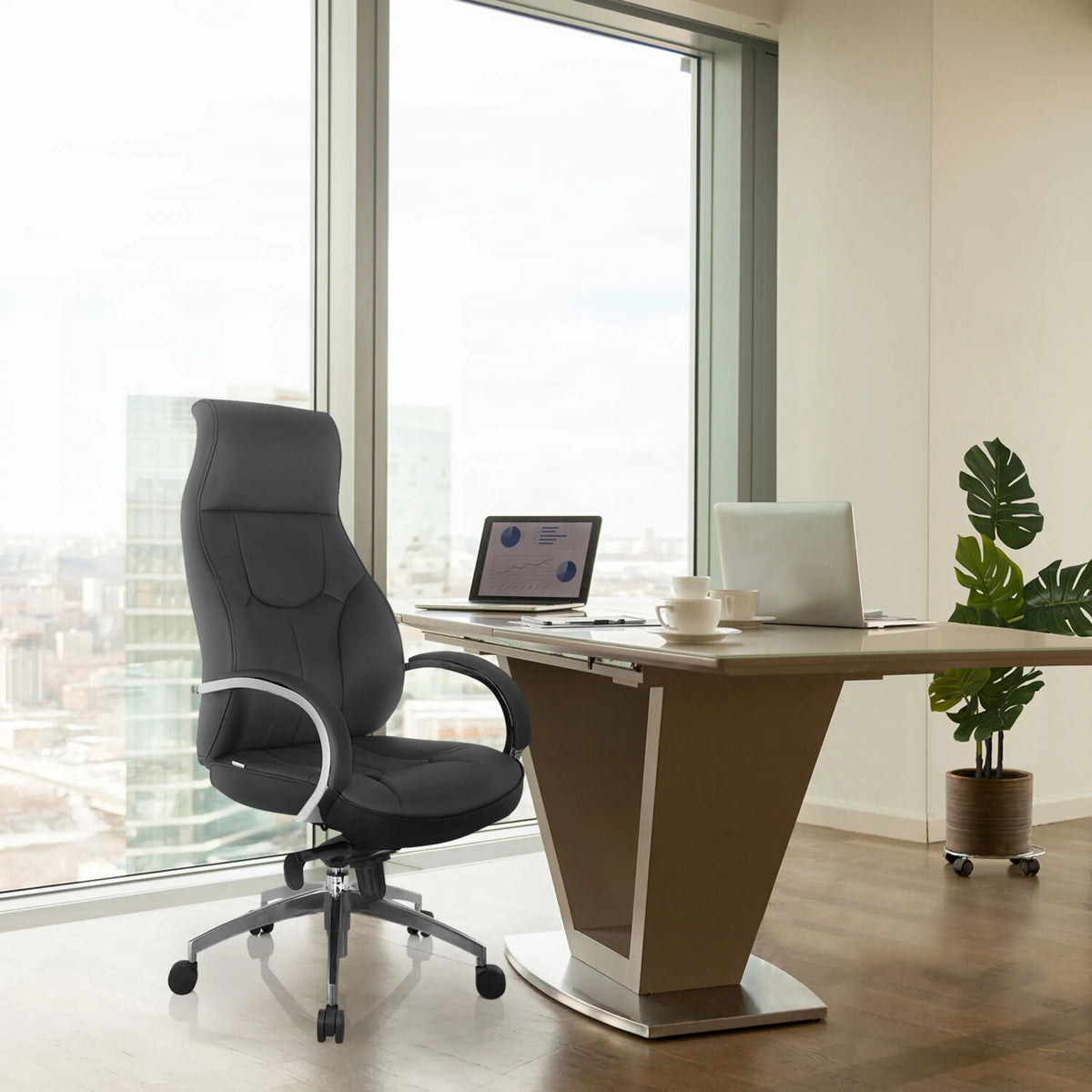 Grå professionel chefstol ELEGANCE I med høj rygstøtte og armlæn ved et skrivebord fra hjh OFFICE