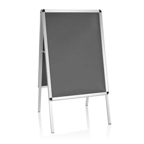 Plakatstander AGENDA II i sølvfarvet aluminium med sort flade fra hjh OFFICE