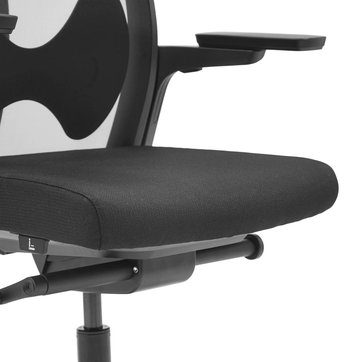 Sort sæde og armlæn på den professionelle kontorstol ARCEO B fra hjh OFFICE