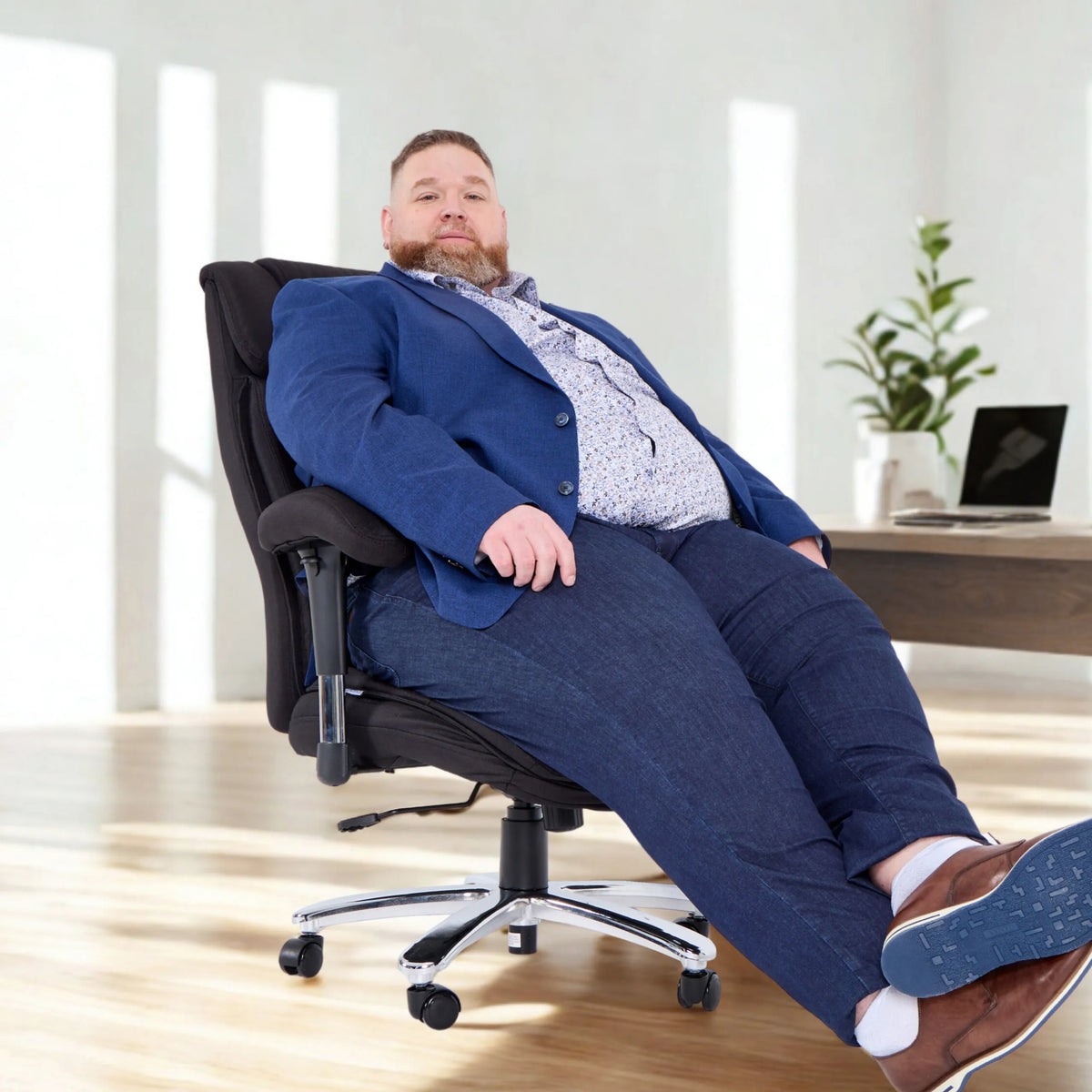 Sort drejestol BUILDER XXL I med stofbetræk og kromfod fra hjh OFFICE