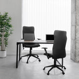 To sorte ARTON 30 Home Office kontorstole ved et skrivebord fra hjh OFFICE