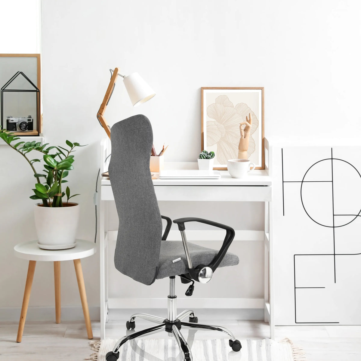 Grå ARTON 40 Home Office kontorstol med armlæn og hjul ved et hvidt skrivebord fra hjh OFFICE