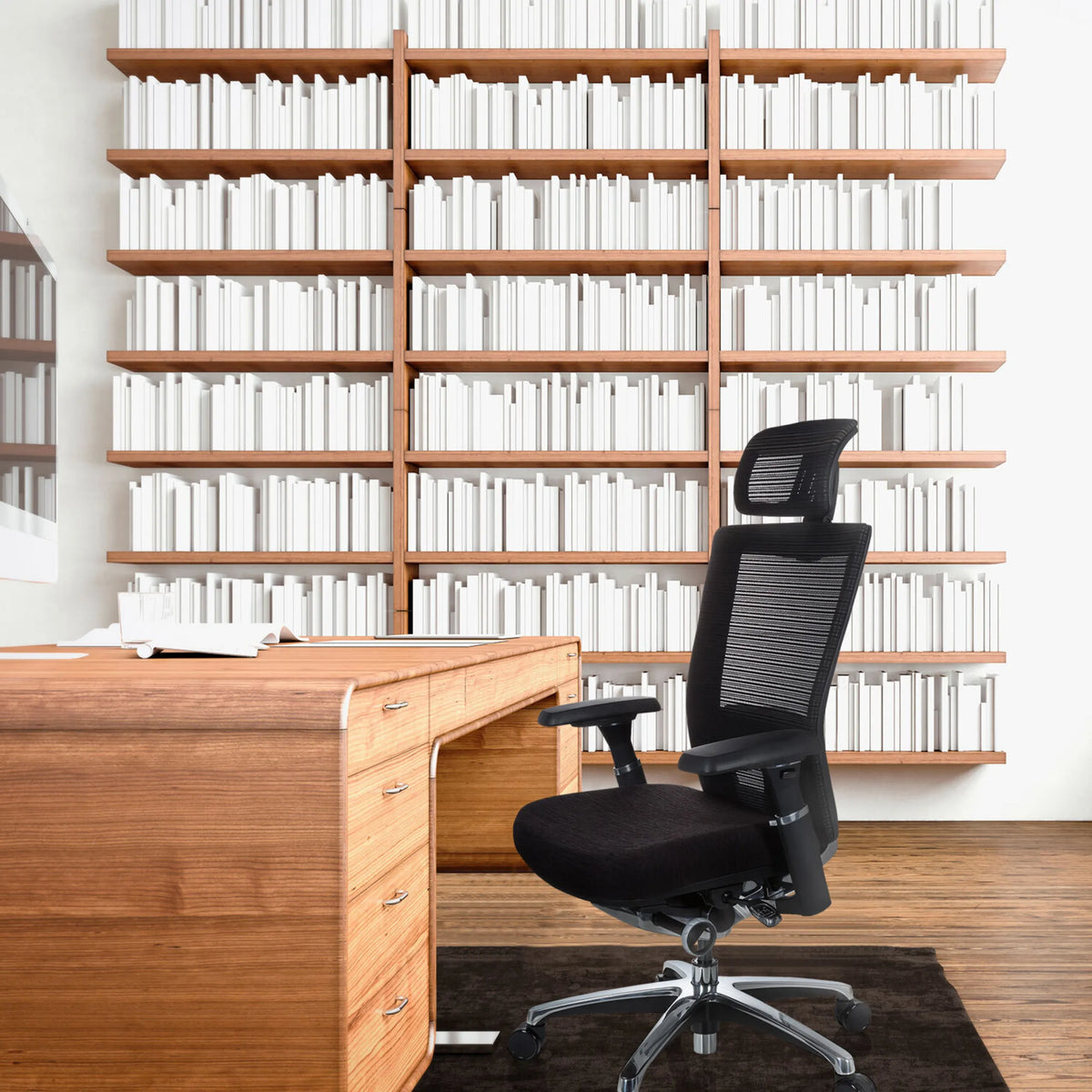 Sort High End kontorstol NOVA PRO I med nakkestøtte og mesh-ryg foran et træskrivebord fra hjh OFFICE