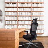 Sort High End kontorstol NOVA PRO I med nakkestøtte og mesh-ryg foran et træskrivebord fra hjh OFFICE