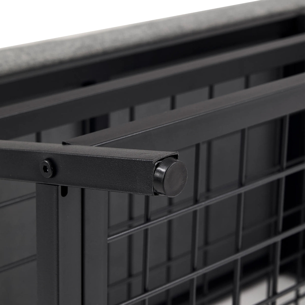 Sort metalstel med gitterstruktur fra skoskabet Estha Loft fra hjh LIVING