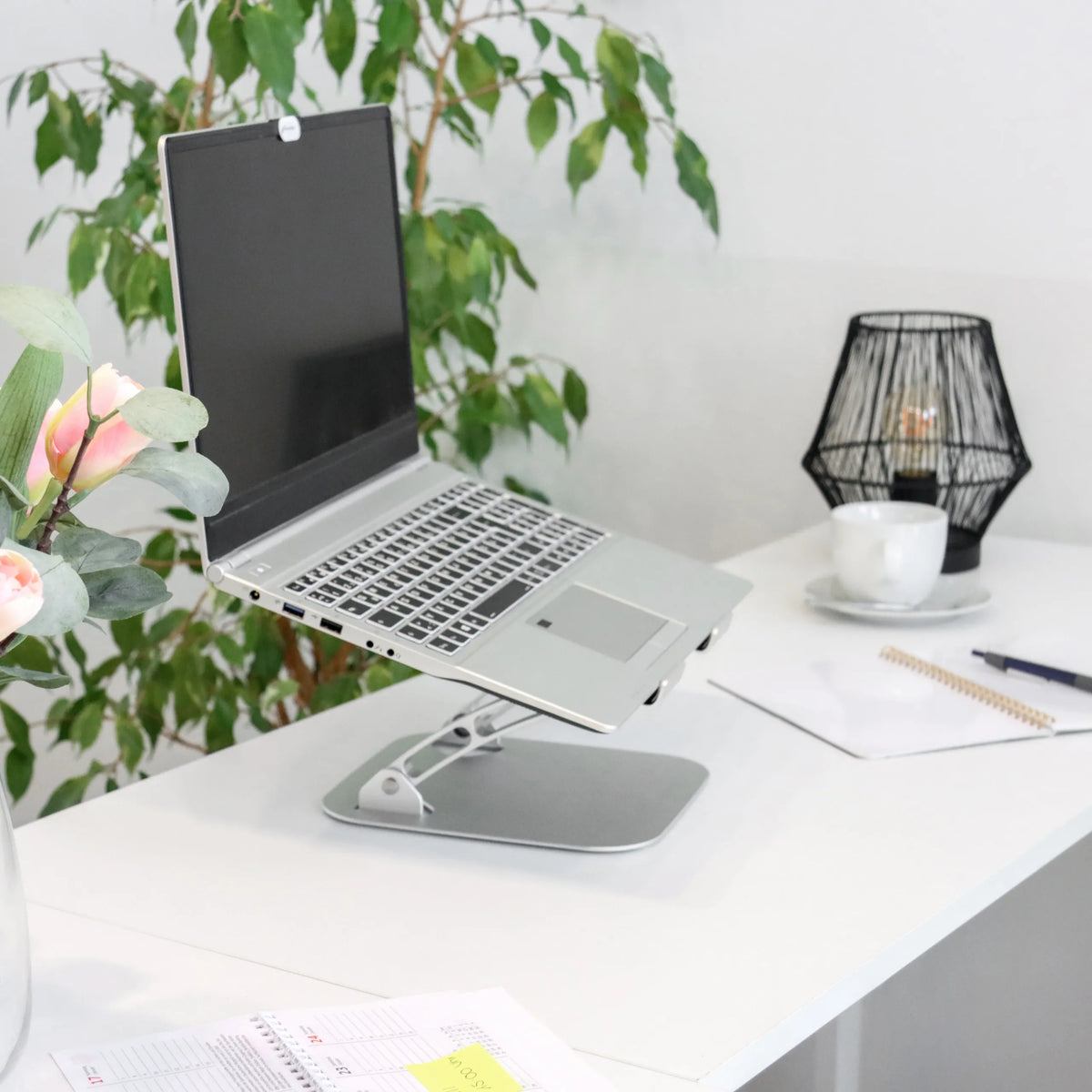 Sølvfarvet underlag til bærbar computer LAPTOP STAND med justerbart stel på et hvidt skrivebord fra hjh OFFICE