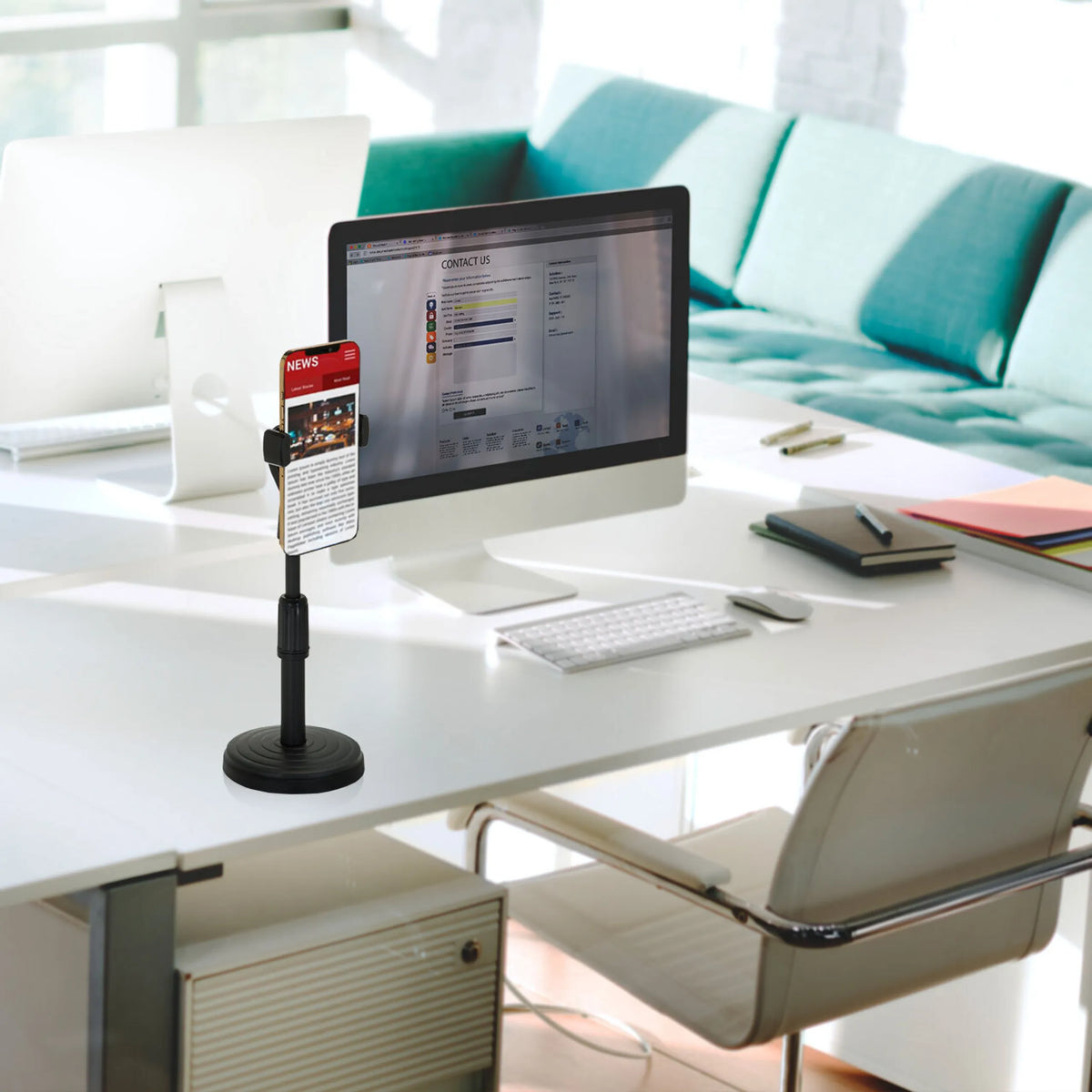 Sort FLEXMOBI II holder til mobiltelefon & tablet på et hvidt skrivebord ved siden af en skærm fra hjh OFFICE