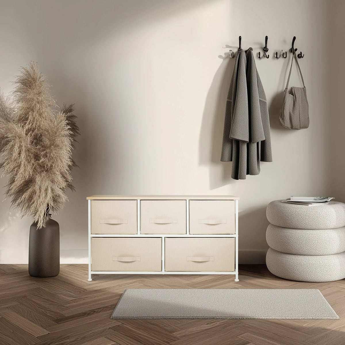 Beige Kommode FOLDAR med fem stofskuffer og hvidt stel fra hjh LIVING