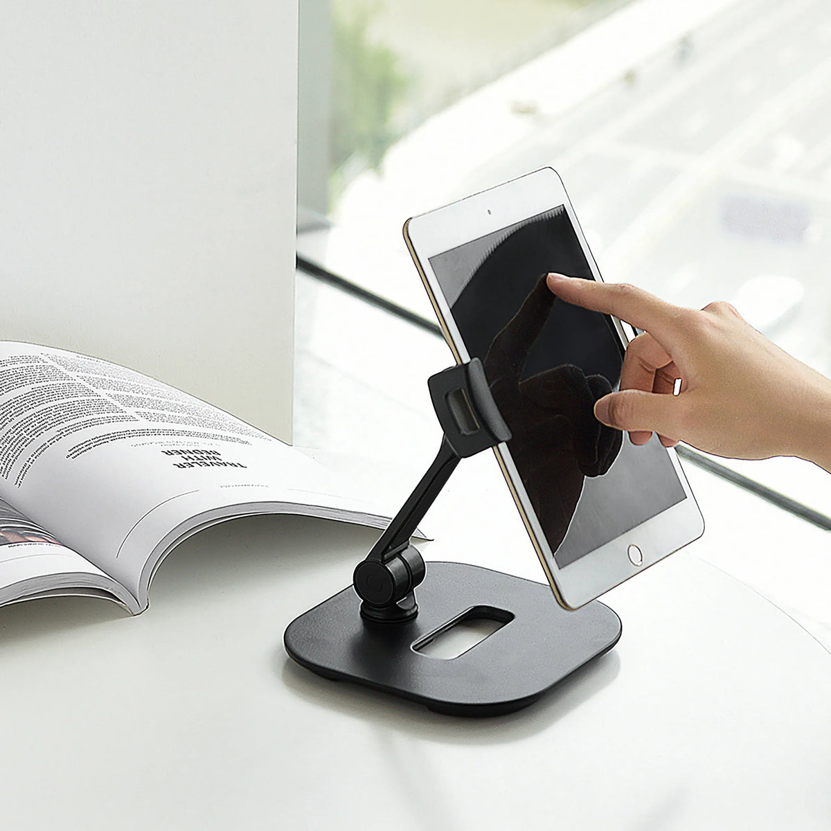 Sort holder til mobiltelefon & tablet FLEXMOBI IV med en indsat tablet på hvid baggrund fra hjh OFFICE