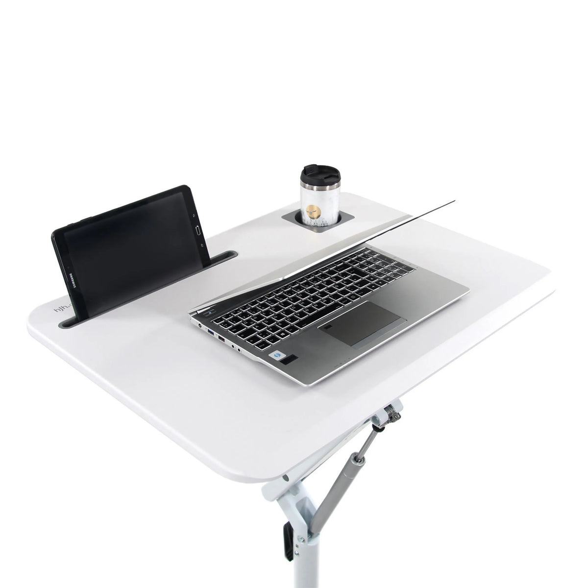 Hvid bordplade på STAND VM-SU I ståskrivebord med bærbar computer, tablet og kopholder fra hjh OFFICE