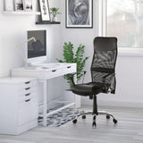 Home Office chefstol ARTON 20 i sort med netryglæn og armlæn foran et hvidt skrivebord fra hjh OFFICE