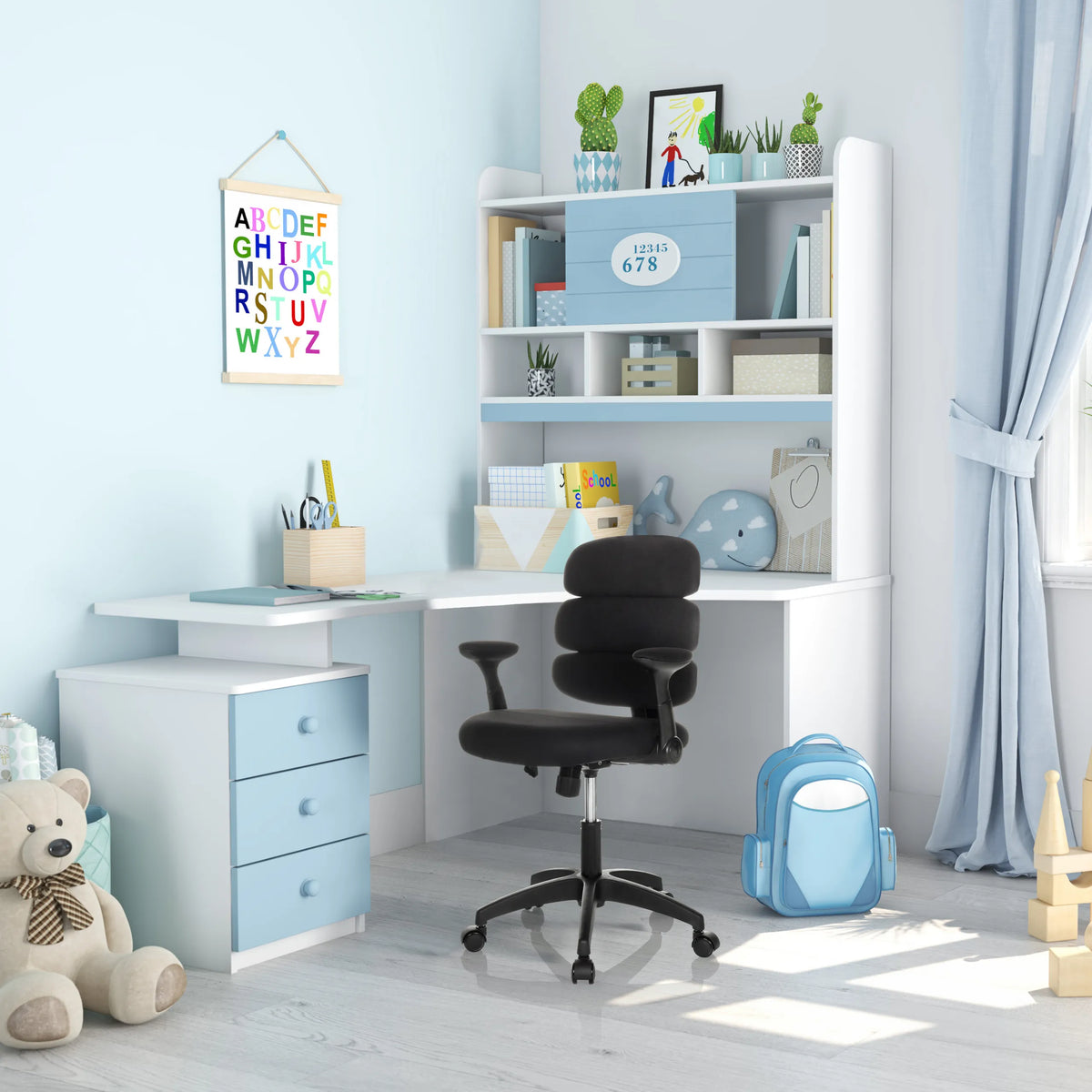 Sort Drejestol til børn KID ERGOLINO B med armlæn og hjul ved et hvidt skrivebord fra hjh OFFICE