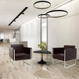 To brune ARUBA polstrede lænestole med sølvfarvede metalstel og et rundt sidebord fra hjh OFFICE