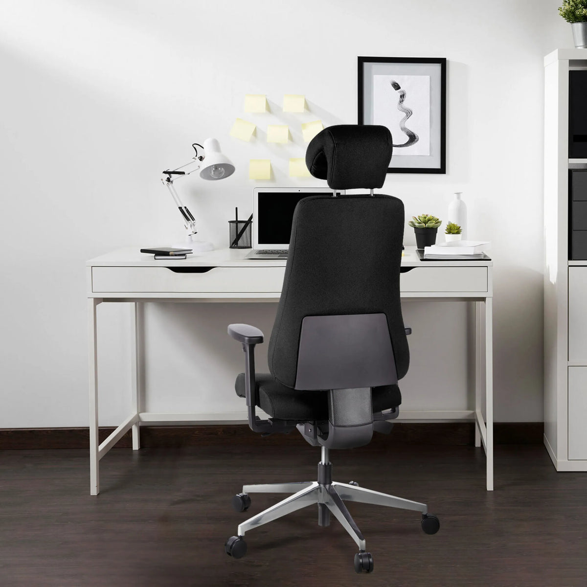 Bagside af Professionel kontorstol PRO-TEC 400 i sort med nakkestøtte og armlæn fra hjh OFFICE